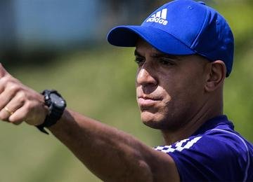 Ramiro levou o terceiro cartão amarelo na vitória do Cruzeiro por 2 a 1 sobre o Santos, no Independência. Time também perdeu atacante por lesão