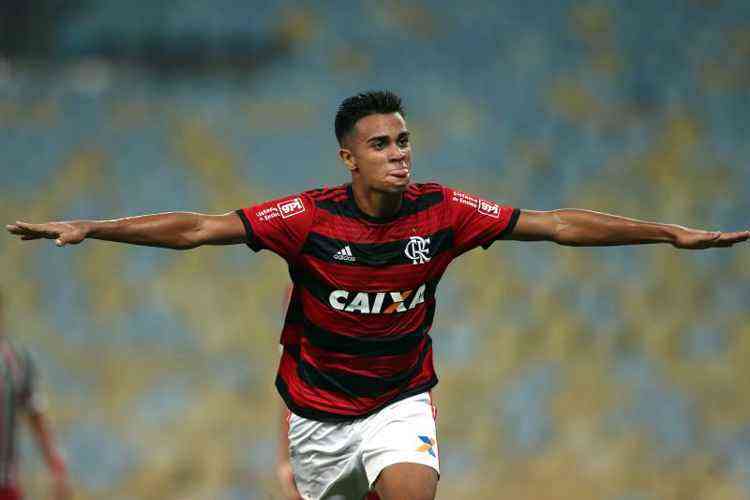 Ganhou o Brasileirão pelo Flamengo, joga na segunda divisão e