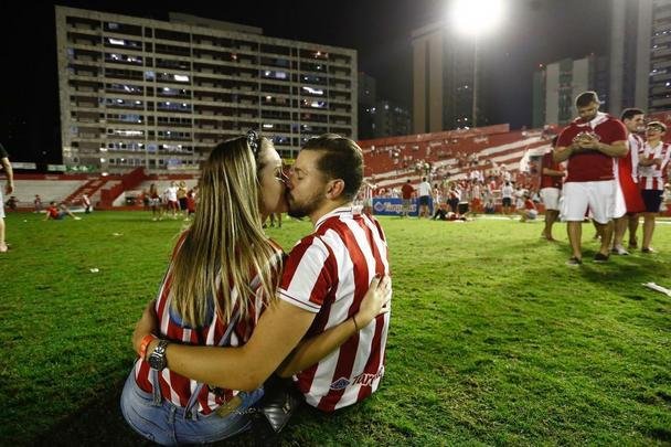 A felicidade alvirrubra invadiu o gramado após a vitória em cima do Paysandu, em cobranças da marca penal.