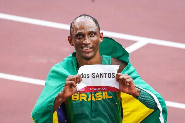 Alisson dos Santos conquistou bronze nos 400m com barreira em Tquio; veja a festa do Piu, o Malvado