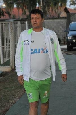 Depois de conversa com diretoria no campo, Adilson Batista foi apresentado como novo treinador do Amrica