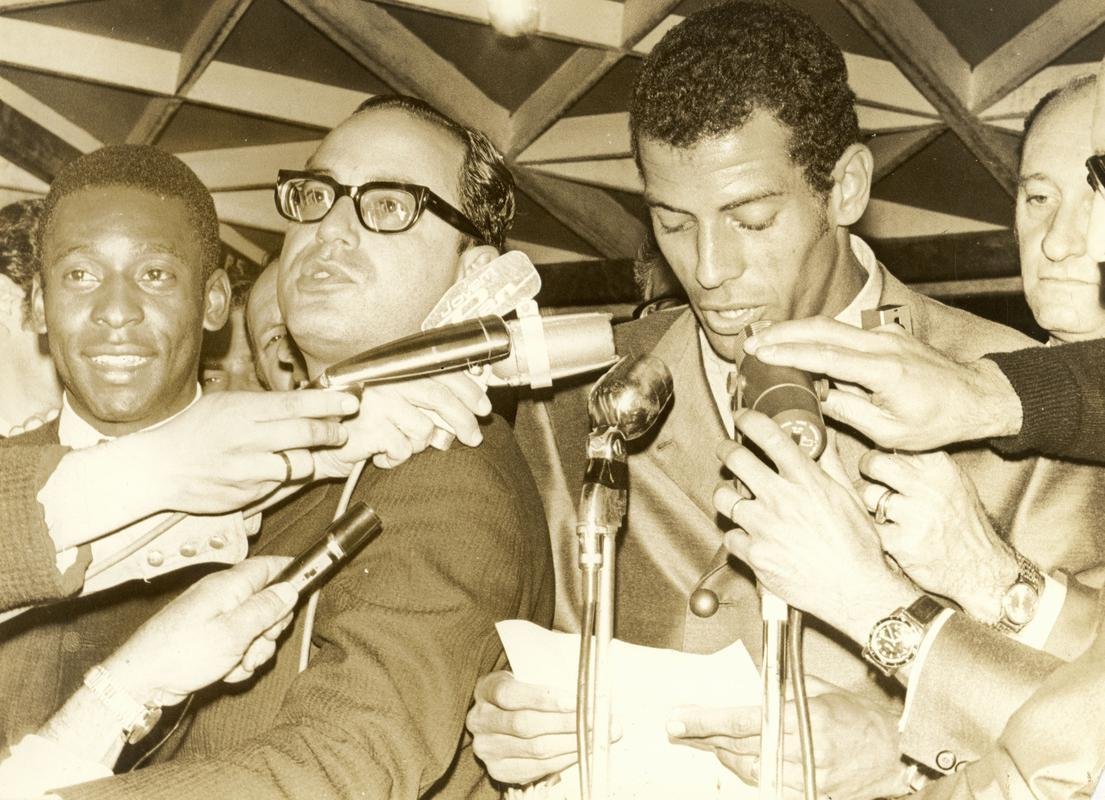  30/08/1970 -  Jogadores da Seleo Brasileira recebem Volkswagen Fusca como prmio pela conquista da Copa do Mundo de 1970. O prefeito de So Paulo, Paulo Maluf (c), com Pel e Carlos Alberto Torres