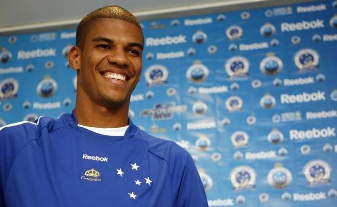 Em 2009, o Cruzeiro contratou o zagueiro Leonardo Silva junto ao Vitória. Em troca, o clube baiano recebeu Jajá, Javier Reina e André Luís, todos por empréstimo, mas nenhum se firmou no Vitória. Leonardo Silva foi titular absoluto do Cruzeiro e chegou a ser capitão do time vice-campeão da Libertadores. Com uma lesão no joelho no segundo semestre de 2010, o clube celeste não renovou seu contrato e o defensor foi para o rival Atlético.