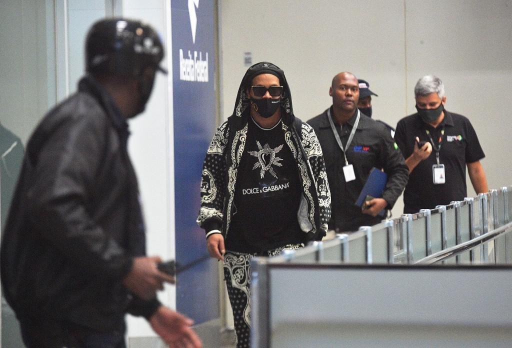 Após 171 dias no Paraguai, onde ficaram presos, Ronaldinho Gaúcho e seu irmão, Assis, chegaram ao Rio de Janeiro nesta terça-feira em um jatinho