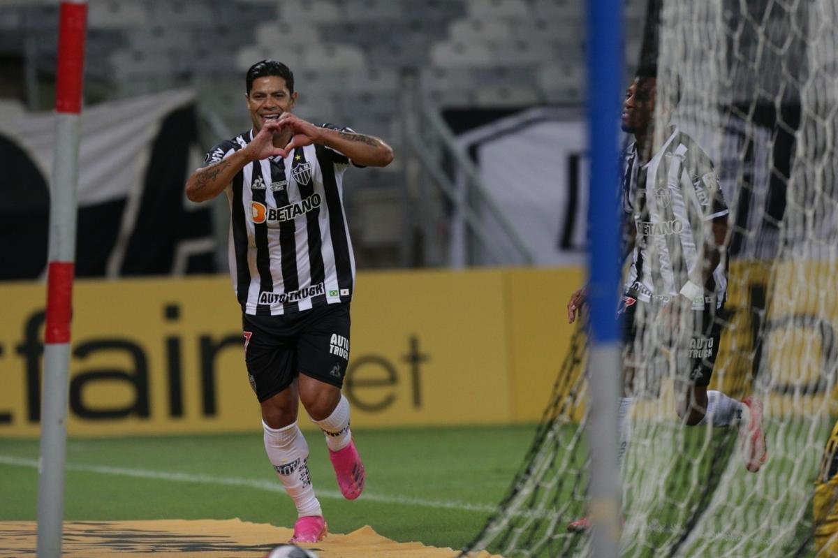 Hulk foi o grande nome do jogo ao marcar dois gols sobre o Cerro Porteo