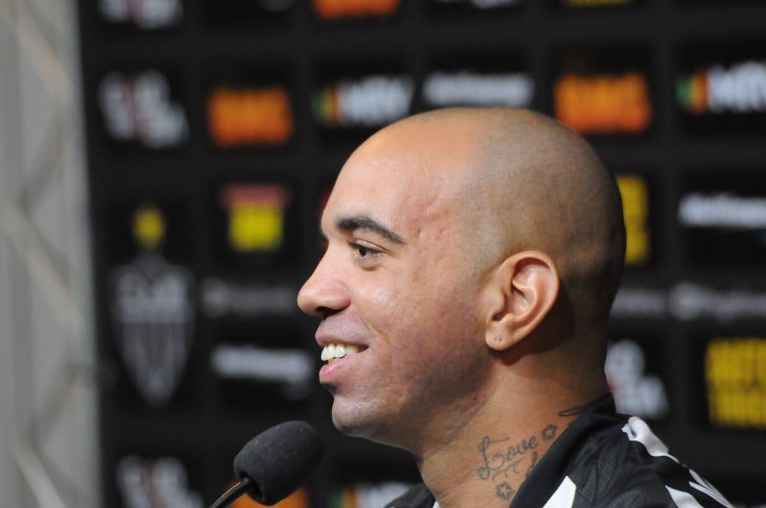 Diego Tardelli foi apresentado pelo diretor de futebol do Atltico, Rui Costa, neste domingo, antes do jogo contra a Caldense