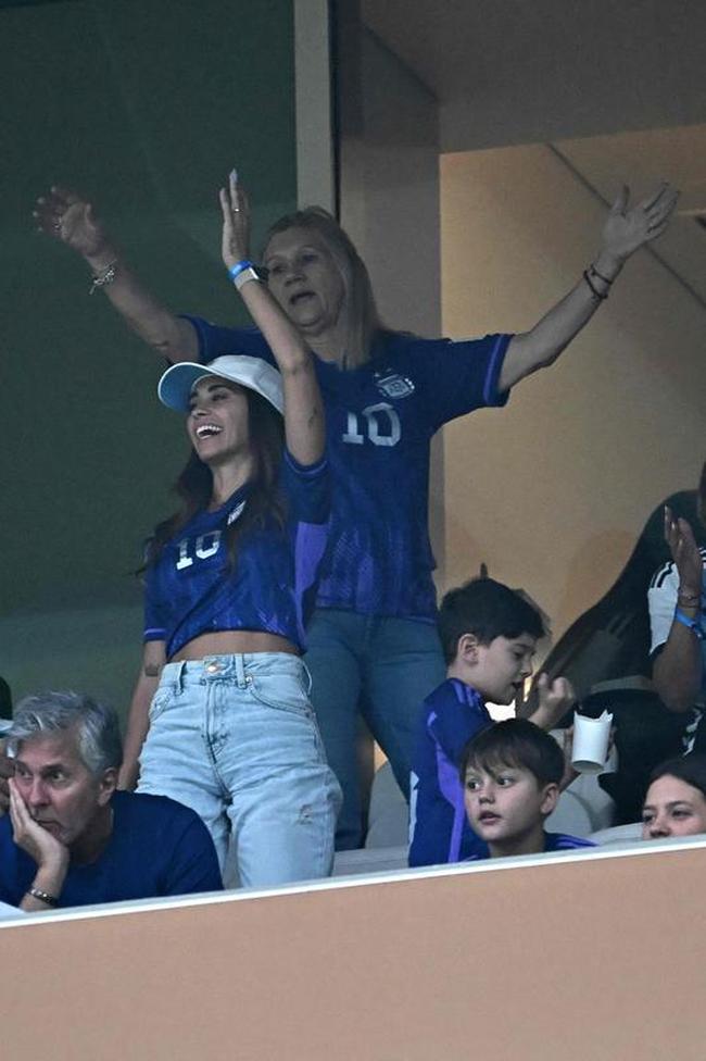 Famlia de Messi na final da Copa do Mundo, no Estdio Lusail: esposa Antonela Roccuzzo, filhos Thiago, Mateo e Ciro; me Celia Maria Cuccittini e pai, Jorge Messi
