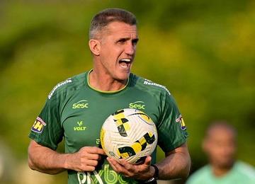 Coelho não tem dois titulares para jogo com o Timão; por outro lado, zagueiro voltou a treinar nesta semana e deverá ser relacionado; veja provável escalação
