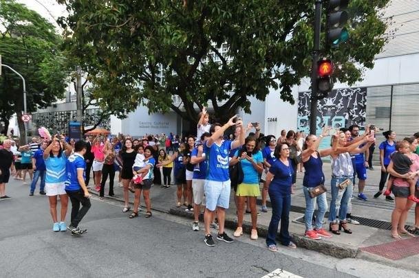 Chegada das campeãs da Superliga Feminina à sede do Minas, em Belo Horizonte. Em seguida, eles foram recepcionadas pelo presidente, por diretores e patrocinadores. Houve até brinde com champanhe
