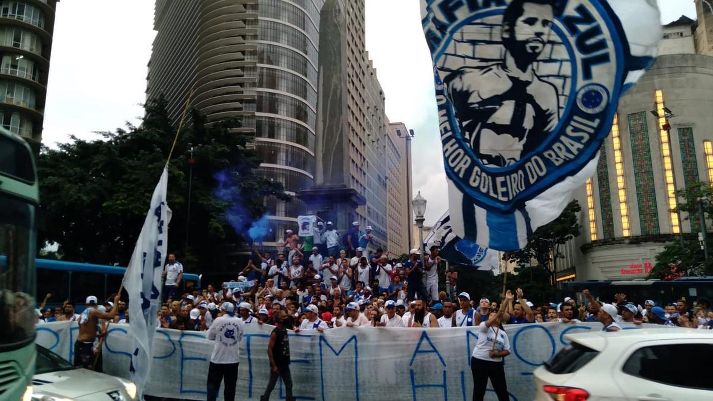 Aps deixarem a Toca da Raposa II, torcedores do Cruzeiro se dirigiram  Praa Sete, no Centro de Belo Horizonte, onde deram sequncia ao protesto contra a sada do goleiro Fbio do clube.
