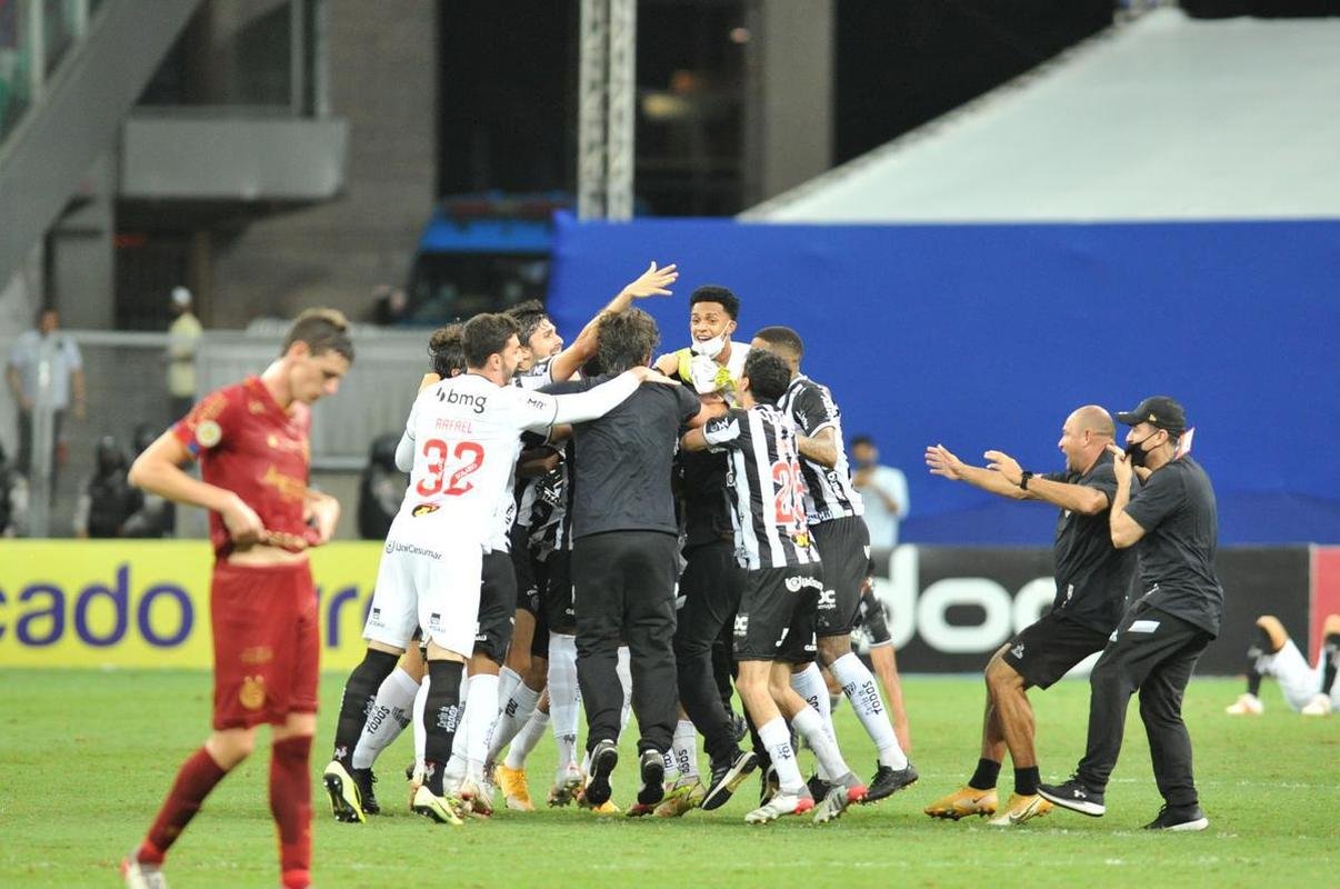 Com gols de Hulk, de pnalti, e Keno (e), o Galo virou sobre o Bahia, por 3 a 2 e chegou ao bicampeonato brasileiro