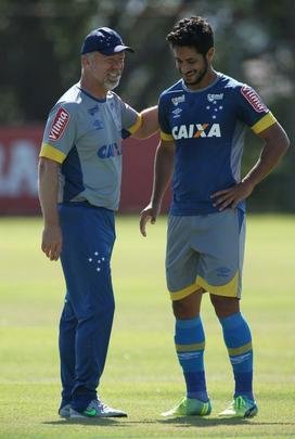 Mano Menezes comandou treino tático em seu segundo dia no retorno ao Cruzeiro