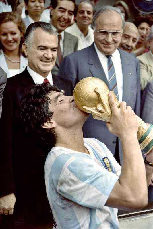 Maradona  o melhor de todos os tempos, na opinio do jornalista espanhol Maldini