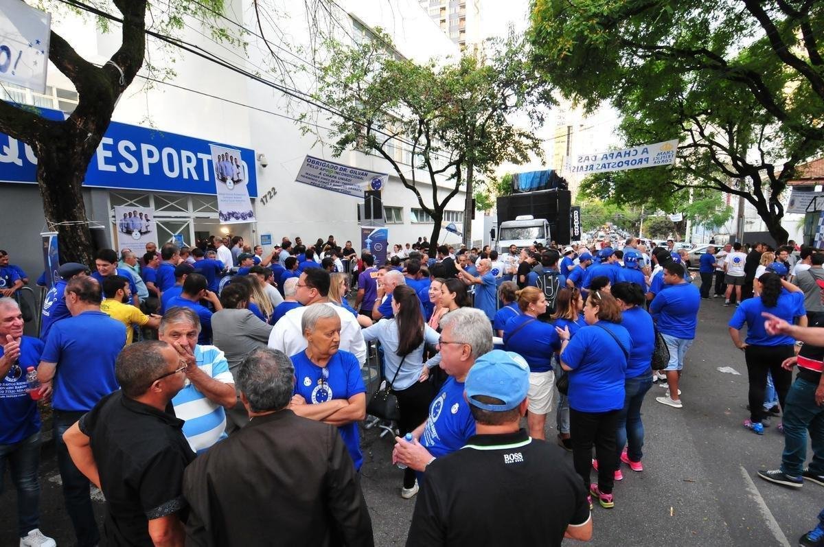 Fotos da eleio presidencial no Cruzeiro. Parque esportivo do Barro Preto, em BH, esteve lotado durante tarde e noite desta segunda-feira