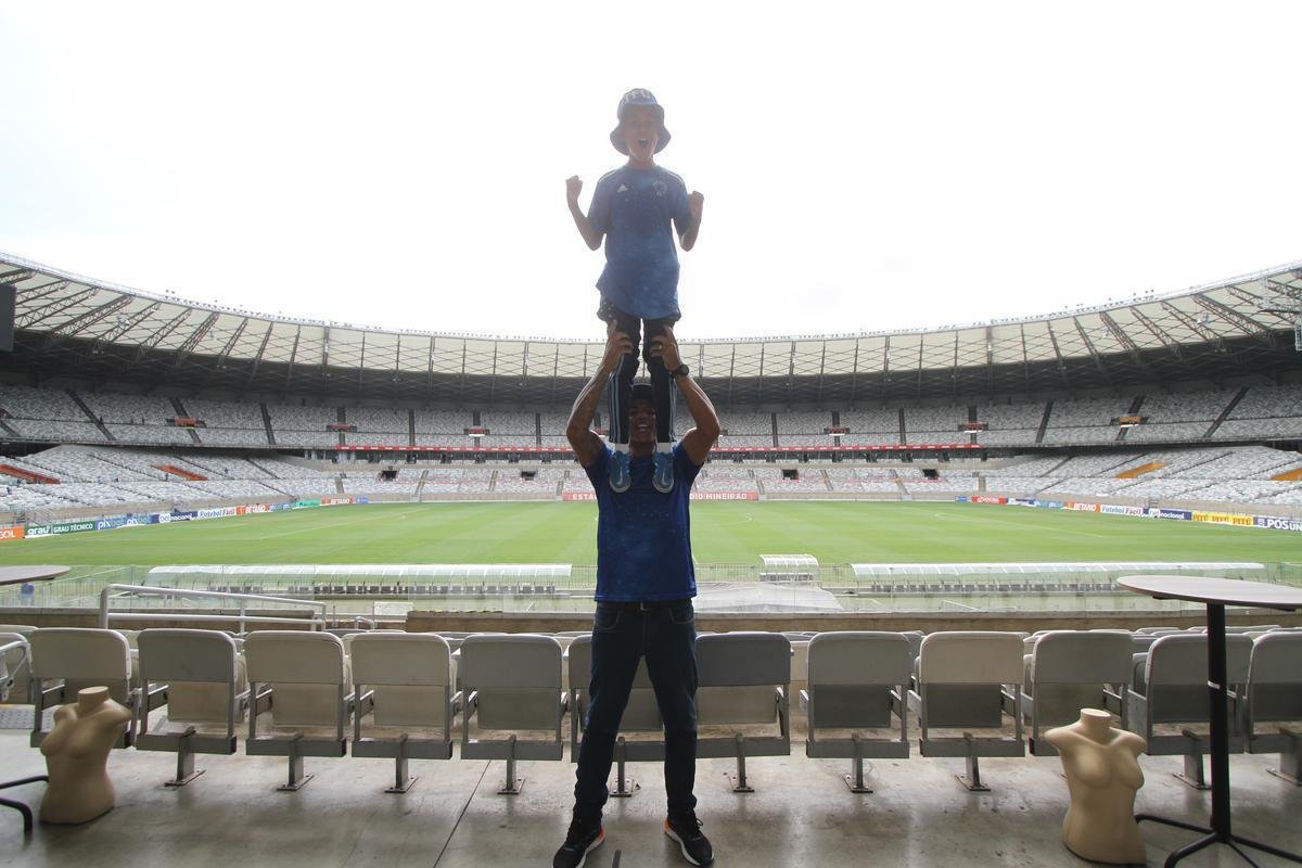 Gabriel Henry, de 11 anos, com o pai, Edimar Nogueira de Oliveira, de 43. Menino acompanha o Cruzeiro no Mineir�o desde pequeno e j� se tornou um torcedor-s�mbolo. Paix�o s� aumentou nos momentos de dificuldade do clube na S�rie B e nesta campanha do acesso, em 2022.