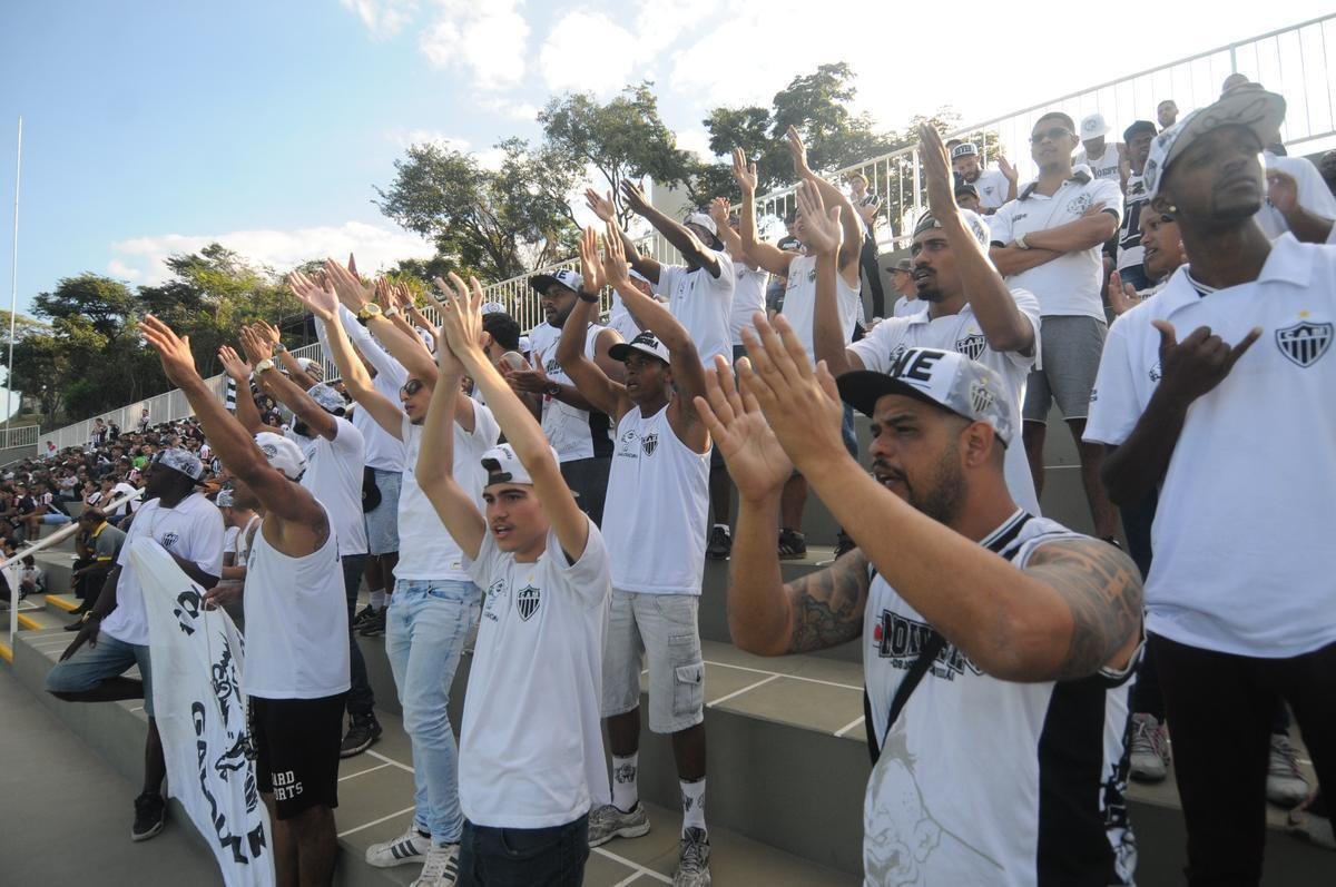Atltico colocou alguns reforos em campo e derrotou a Seleo Brasileira Sub-20 por 5 a 3 com gols de Ricardo Oliveira (2), Denlson, Terans e Erik. Jhonny Lucas, Alerrandro e Alan descontaram.