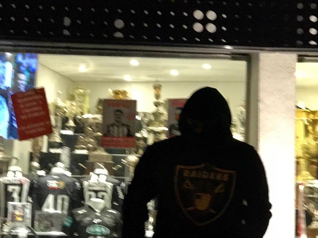 Imagens do protesto da torcida do Atltico na sede de Lourdes