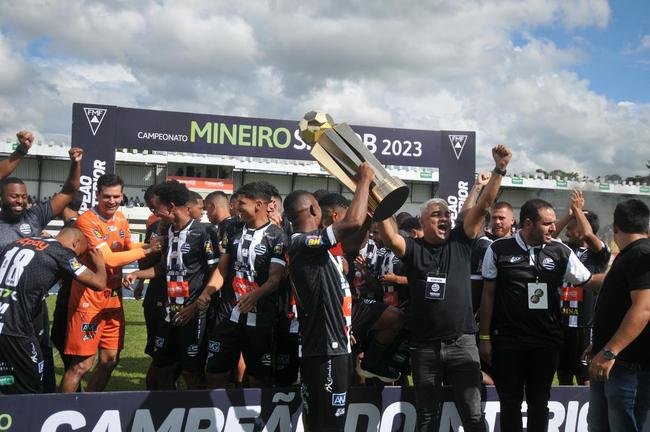 Festa do Athletic ao receber trofu de campeo mineiro do interior