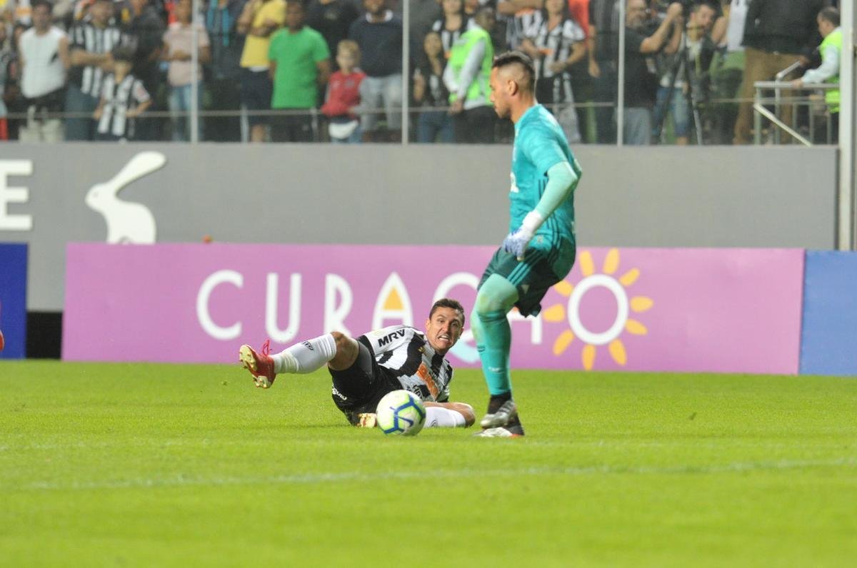 Galo derrotou Flamengo por 2 a 1 e assumiu provisoriamente a segunda posio no Brasileiro