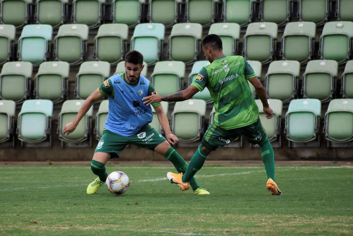 O Amrica segue com treinos preparatrios para a disputa do Campeonato Mineiro 2021. Comandados pelo auxiliar tcnico Mrcio Hahn, jogadores da base americana - e tambm os que tiveram menos oportunidades na temporada 2020 - realizam atividades voltadas ao Estadual.