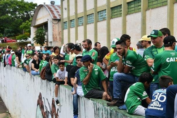 Chapec amanheceu arrasada: milhares de pessoas foram  Arena Cond chorar a morte de 71 pessoas na queda do avio que levava a Chapecoense a Medelln para a final da Copa Sul-Americana. Dia foi de oraes para a vtimas e os seis sobreviventes, dentre eles trs atletas: o goleiro Follmann, o zagueiro Neto e o lateral Alan Ruschel. Cidade do Oeste de Santa Catarina est de luto.