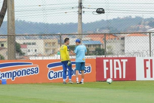 Adilson Batista em ao em seu primeiro treino  frente do Cruzeiro