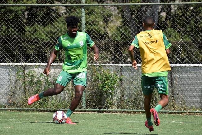 O Amrica segue com treinamentos intensivos voltados para a disputa do Campeonato Mineiro. No prximo sbado (27), o Coelho estreia no estadual diante do Boa Esporte, s 19h. A partida ser realizada no Independncia, em Belo Horizonte. A tendncia  que, neste primeiro compromisso, o tcnico Lisca utilize jogadores que tiveram menor minutagem na temporada 2020/21, alm de nomes promissores das categorias de base do clube.