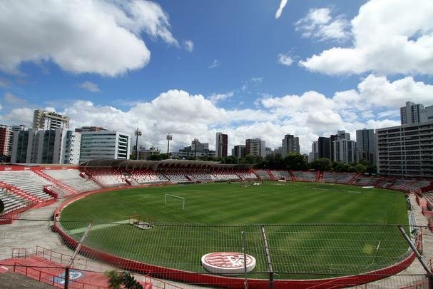 Funcionários do clube trabalham para recuperar o gramado após as fortes chuvas que caíram no Recife