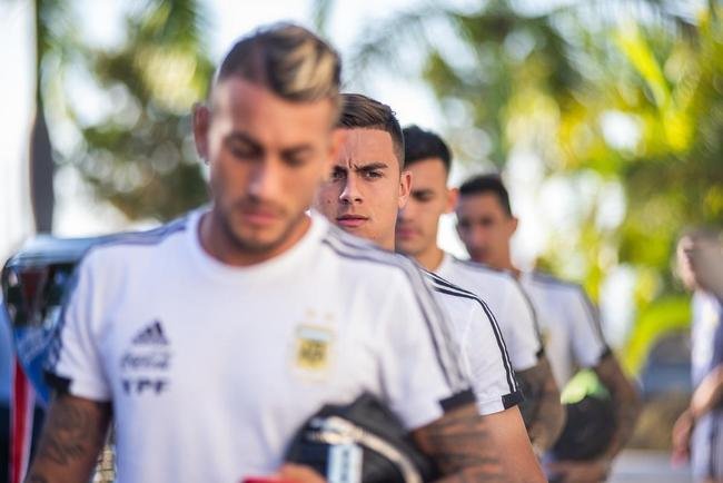 Cruzeiro preparou corredor com trofus de ttulos do clube para receber Seleo Argentina na Toca