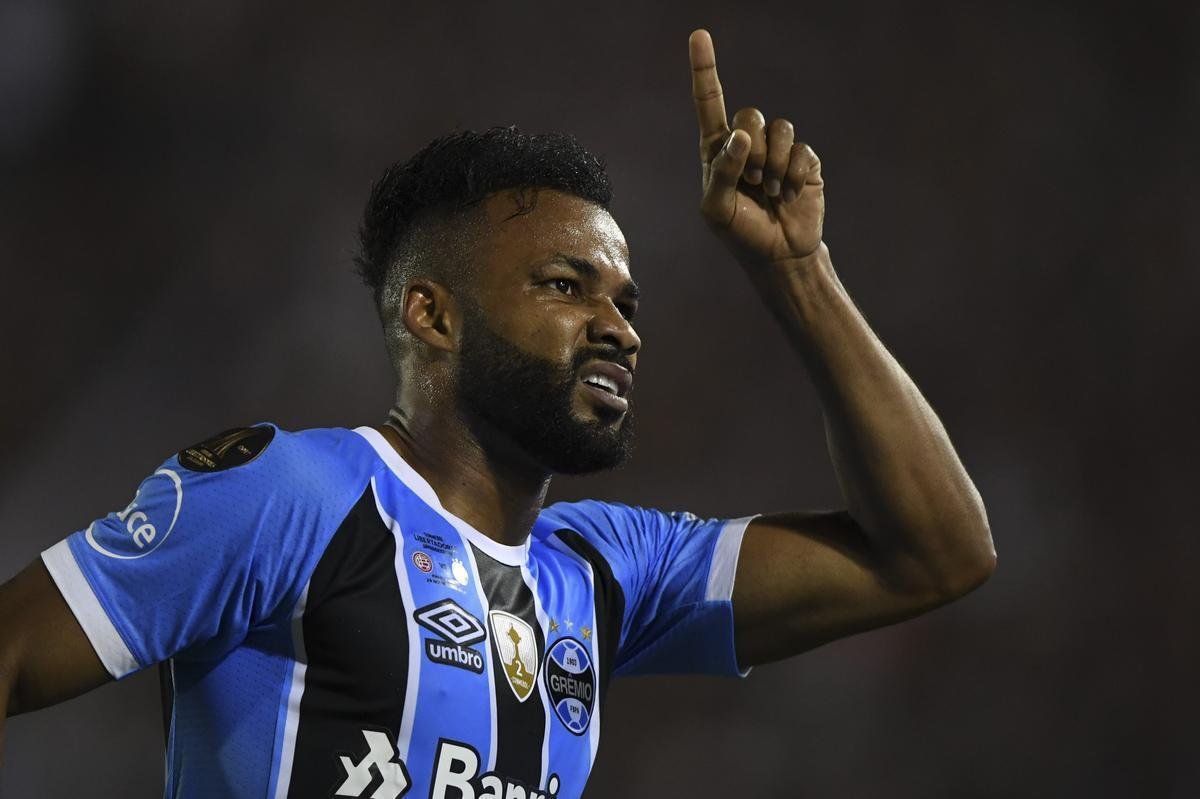 Fernandinho abriu o placar no estdio La Fortaleza: 1 a 0
