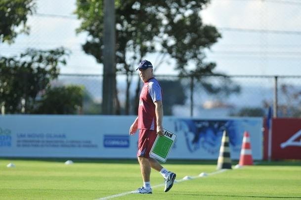 Mano Menezes conta com todo elenco do Cruzeiro para enfrentar La U, quinta, no Mineiro, pela Copa Libertadores. Exceo  atacante Fred, que se recupera de cirurgia no joelho direito