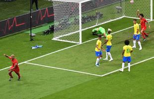 Fernandinho errou ao tentar tirar a bola em escanteio e colocou contra as prprias redes