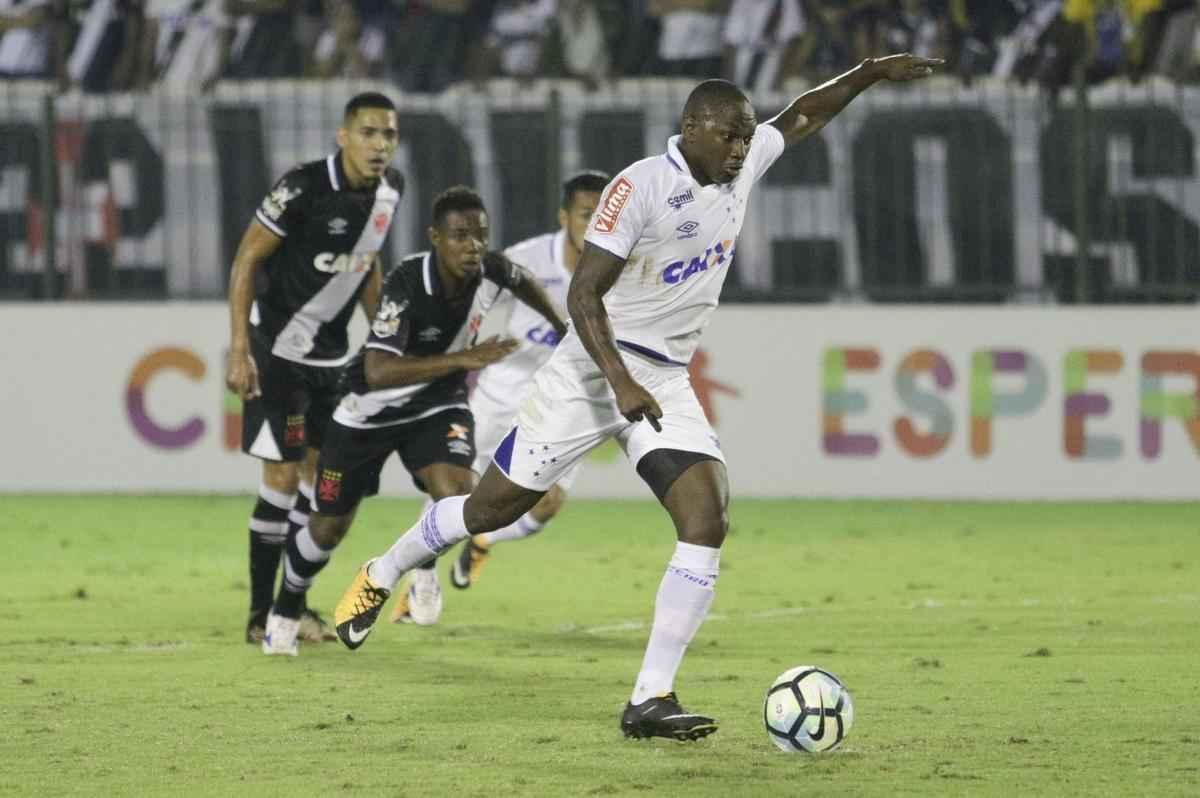 Imagens do duelo entre Vasco e Cruzeiro, pela 18 rodada da Srie A, no Raulino de Oliveira
