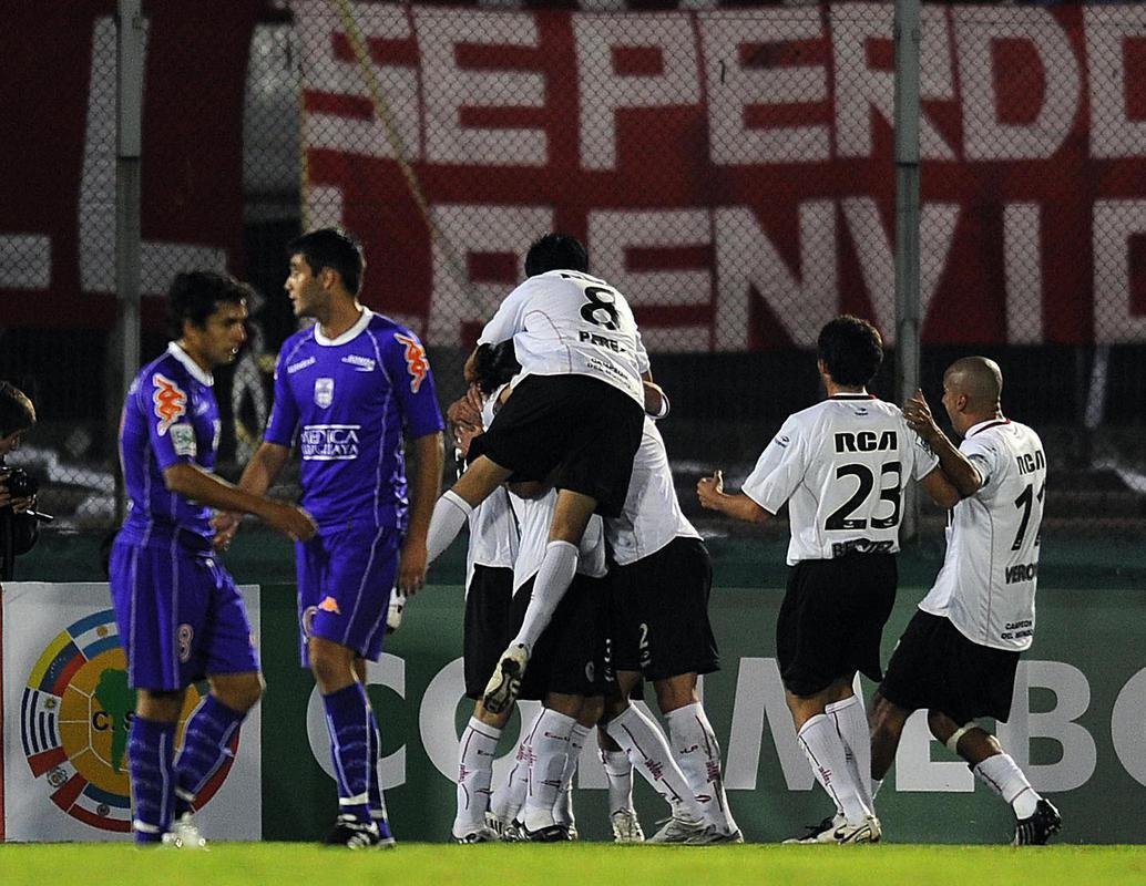 Quartas de final de 2009 - Estudiantes, da Argentina, venceu o Defensor, do Uruguai, por 1 a 0 fora de casa no primeiro jogo. Na segunda partida, venceu em casa por 1 a 0 e se classificou.