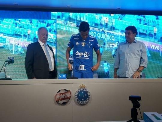 Pedro Rocha foi apresentado pelo Cruzeiro na tarde desta sexta-feira (05/04)
