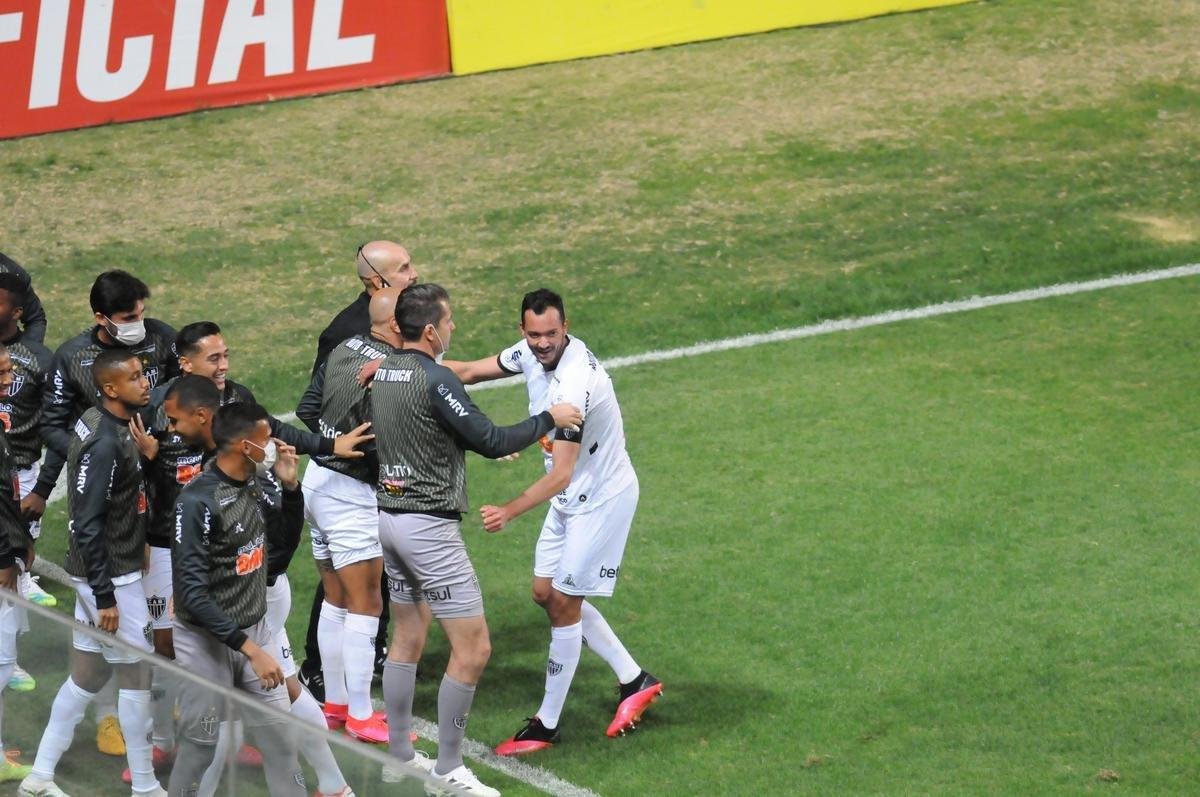 No segundo tempo, Atltico abriu o placar com Rver, de cabea