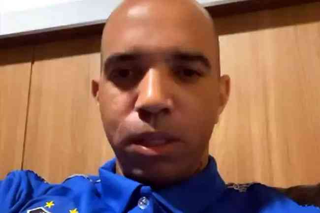 Vitima de ataque de vndalos em via pblica, Diego Tardelli registrou B.O. na Polcia de Santos