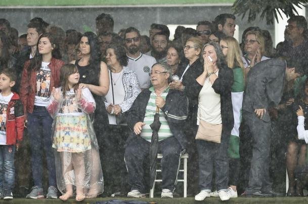 Chegada dos corpos das vítimas à Arena Condá emocionou muito familiares e público