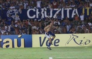 ...e Sor�n sai comemorando o gol junto com os 70 mil presentes no Mineir�o!
