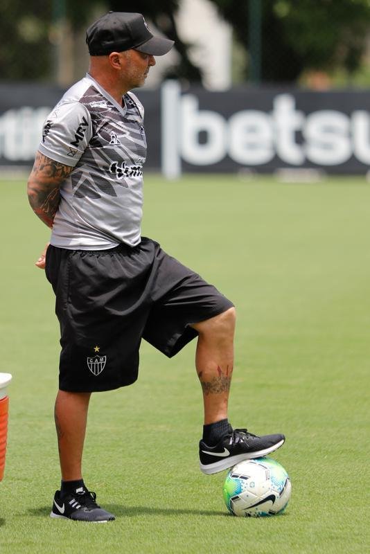 Tardelli treina com bola na Cidade do Galo