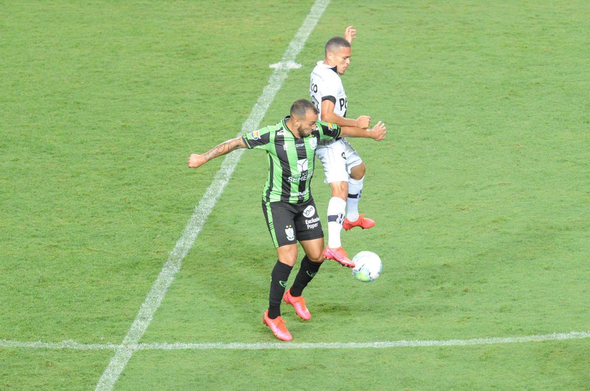 Rodolfo, de pnalti, marcou o terceiro gol do Amrica sobre a Ponte Preta