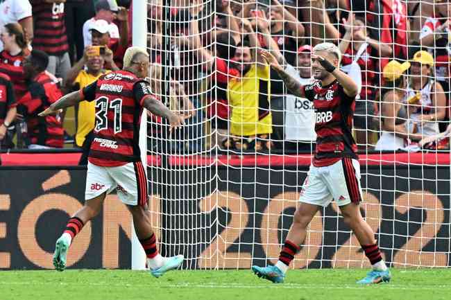 Flamengo levanta al tricampeón de la Copa Libertadores.  En la final venció 1-0 al Atlético, en Guayaquil, con gol de Gabigol