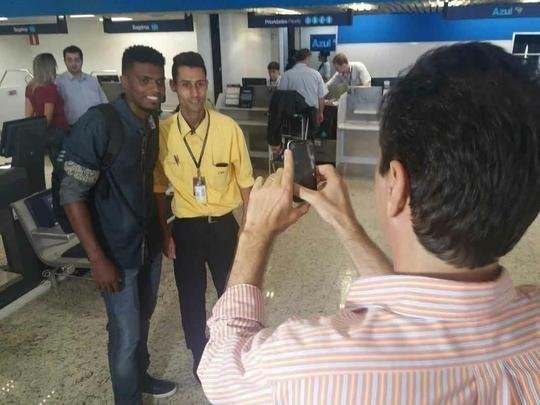 Zagueiro Jemerson embarca em Confins para acertar com o Monaco