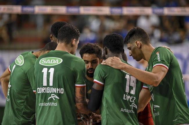Cruzeiro se garantiu na decis�o do Sul-Americano de V�lei ao bater os argentinos do Policial Voley por 3 sets a 0, neste s�bado (5), no Gin�sio do Riacho, em Contagem. As parciais foram de 25/20, 29/27 e 25/16