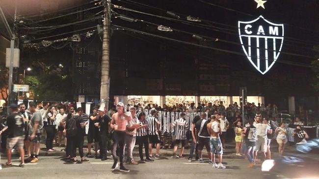Torcedores do Atltico se concentraram em frente  sede do clube, no bairro de Lourdes, em BH, para festejar o ttulo da Supercopa do Brasil sobre o Flamengo. Galo derrotou rubro-negros nos pnaltis na Arena Pantanal, em Cuiab