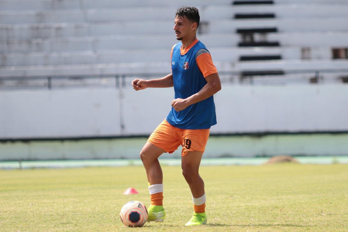 Jogadores do Santa Cruz treinaram no estádio do Arruda, já apresentando trabalhos com bola no gramado, sob a supervisão do técnico Itamar Schülle. Todos os atletas e os membros da comissão técnica seguem submetidos às medidas de afastamento social.