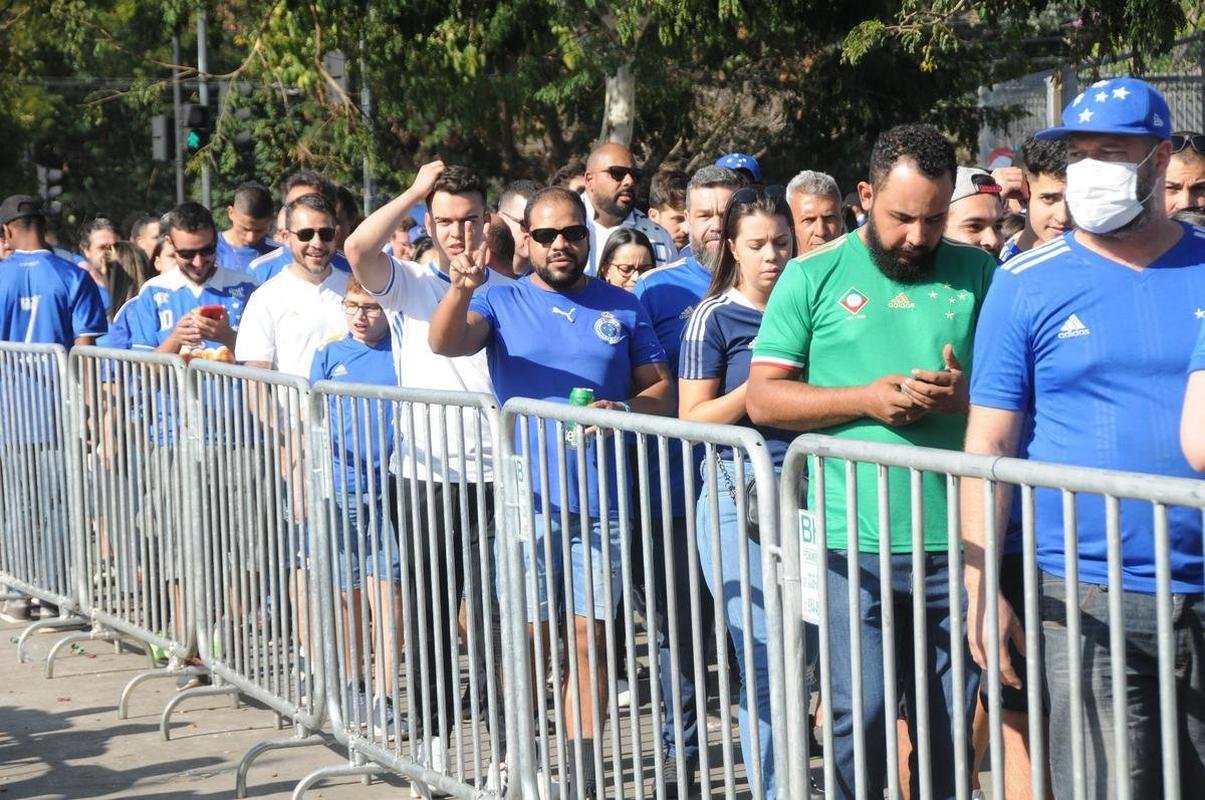Chegada da torcida do Cruzeiro ao Mineiro para o jogo contra a Ponte Preta pela 13 rodada da Srie B do Campeonato Brasileiro. Estdio voltou a receber grande pblico