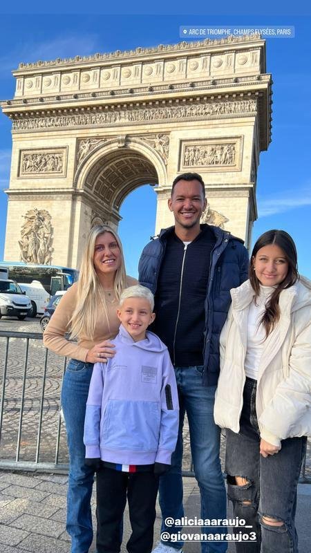 Zagueiro Rver com a famlia em Paris