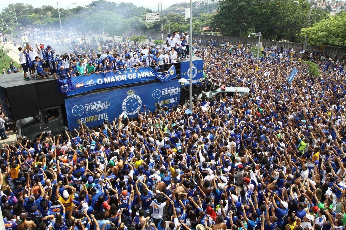 Antes do jogo com o Fluminense, em 7 de dezembro de 2014, jogadores do Cruzeiro desfilaram em carro aberto entre a Toca da Raposa II e o Mineiro, onde receberiam a taa de tetracampeo brasileiro. Uma multido azul tomou conta da Pampulha e festejou o quarto ttulo da Srie A. No jogo das faixas, a Raposa venceu o Tricolor por 2 a 1.