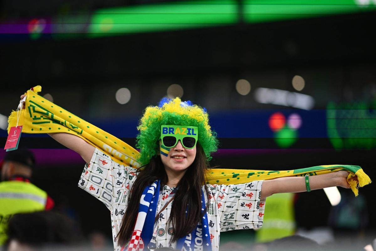 Fotos das torcidas de Brasil e Crocia no Estdio da Educao, em Al-Rayyan, no Catar, em duelo pelas quartas de final da Copa do Mundo